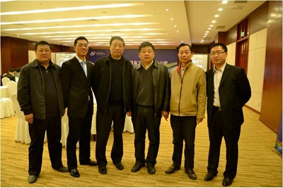苏皖区总监王震和当地政府领导在一起