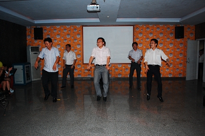 商务四部表演:穷开心