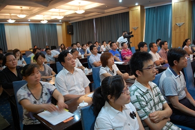 客户聚精会神听课